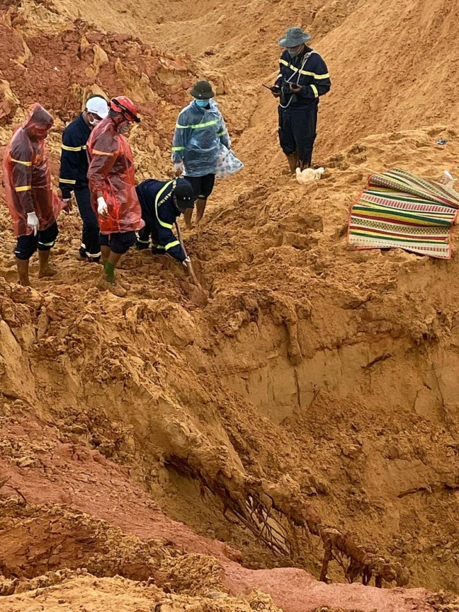 Tìm được thi thể thứ ba trong vụ 4 công nhân bị núi cát vùi lấp ở Bình Thuận - 1