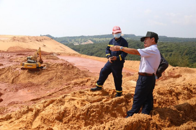 Tìm được thi thể thứ ba trong vụ 4 công nhân bị núi cát vùi lấp ở Bình Thuận - 2