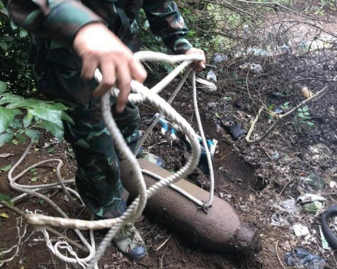 Công binh tỉnh Trà Vinh xử lý 2 quả bom nặng 465kg - 1