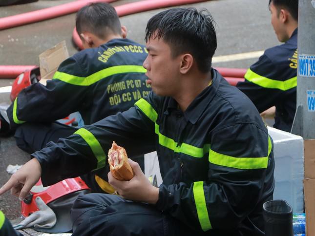 Vụ hỏa hoạn gần chợ Bến Thành: Người dân tặng 100 triệu đồng tri ân lực lượng chữa cháy - 8