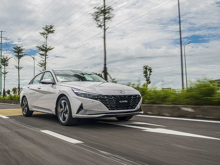 Giá lăn bánh Hyundai Elantra vừa ra mắt tại Việt Nam - 9