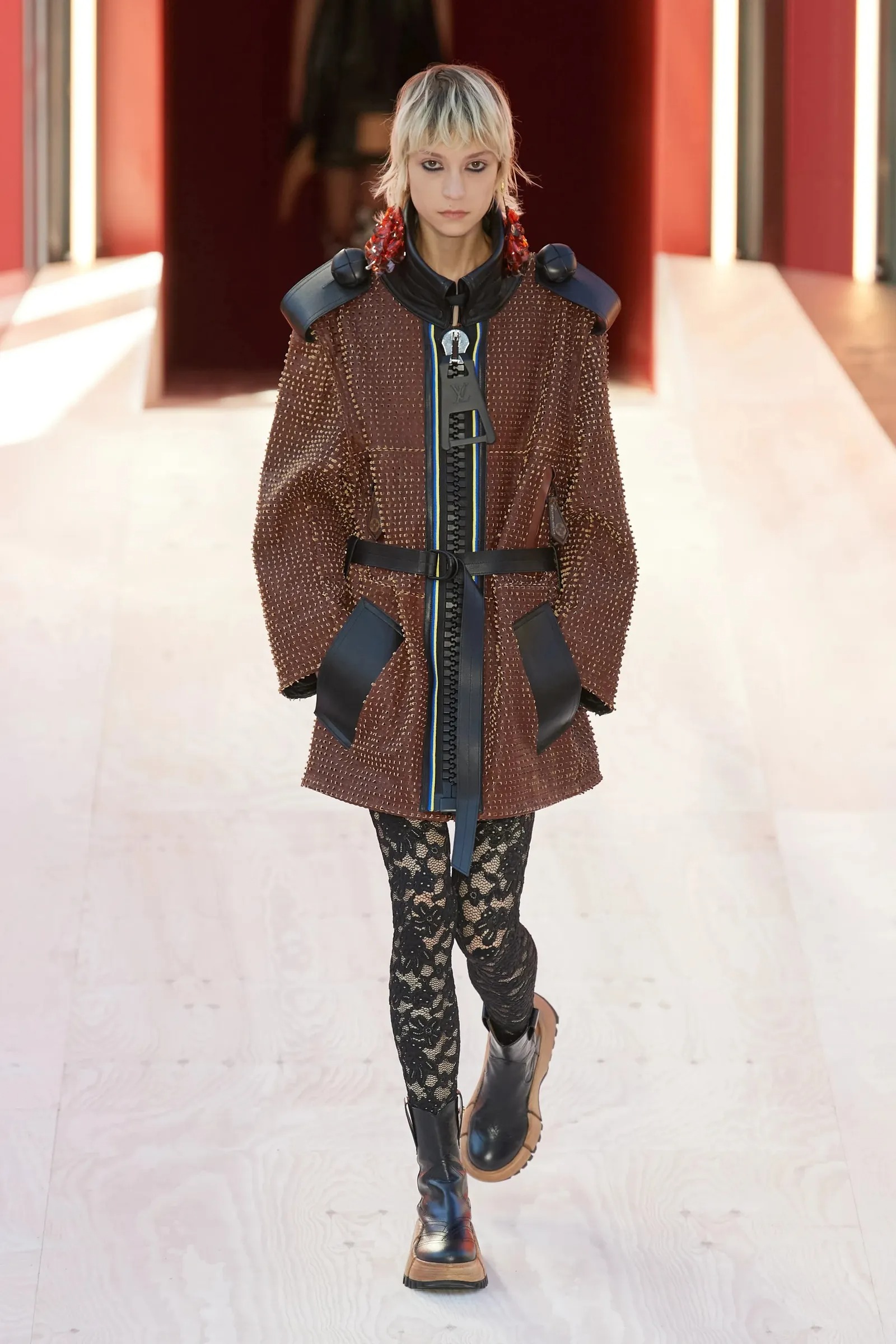 5 chân dài mới nổi là gương mặt sáng giá trên sàn catwalk Xuân Hè 2023 - 6