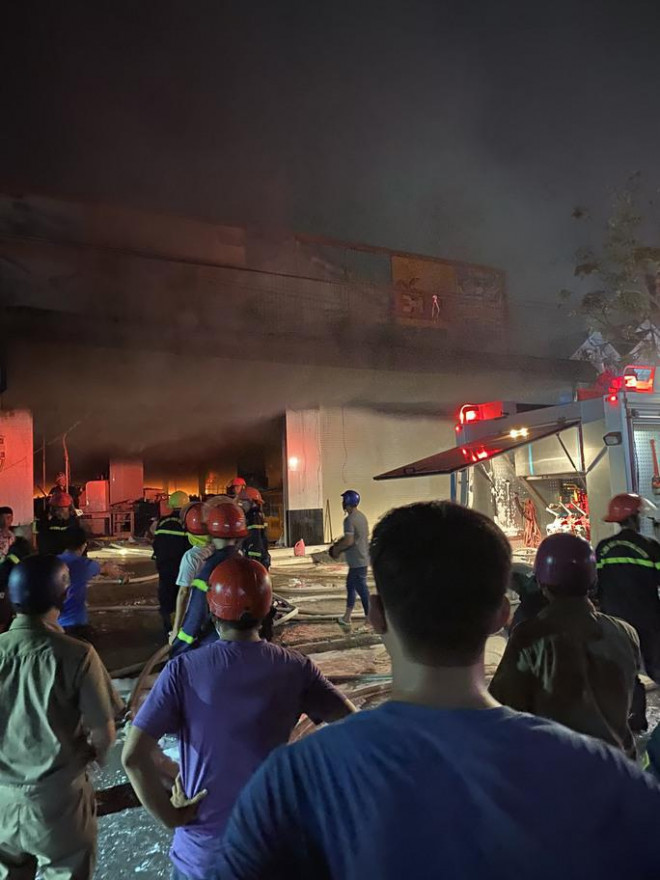 CLIP: Cháy lớn tại cửa hàng đồ gỗ gia dụng ở Bạc Liêu - 1