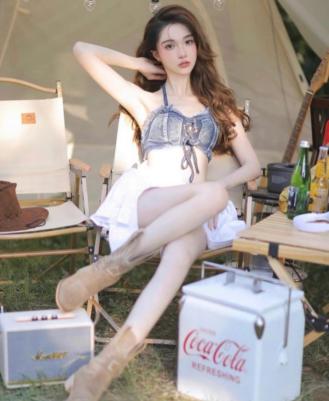 Gái xinh Trung Quốc &#34;cắt&#34; quần jeans thành áo - 4