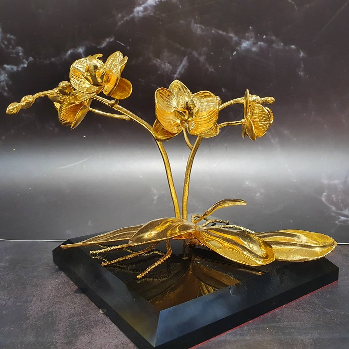 Cận cảnh quy trình dát vàng lên hoa hồng, quà tặng “siêu sang” bán cả chục triệu đồng - 4