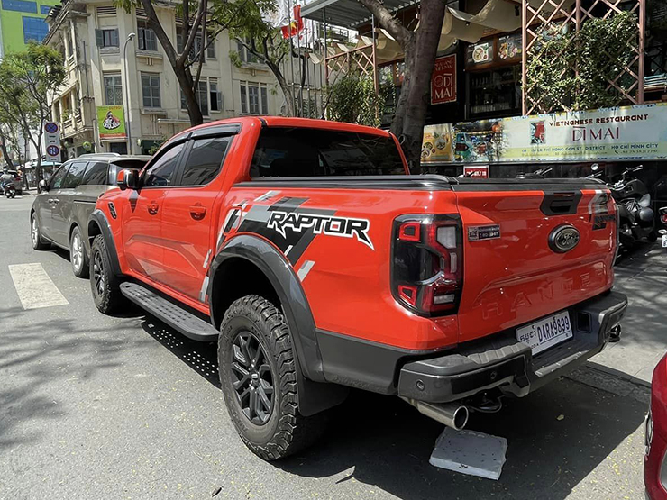 Ford Ranger Raptor xuất hiện trên đường phố Việt - 3