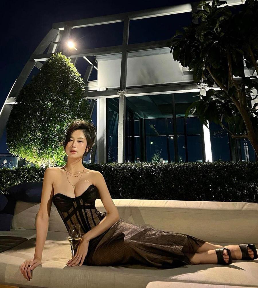 “Hot girl tạp hoá“ Thanh Hoá gây ngộp thở với áo nịt Phục Hưng khi đi chơi đêm 1