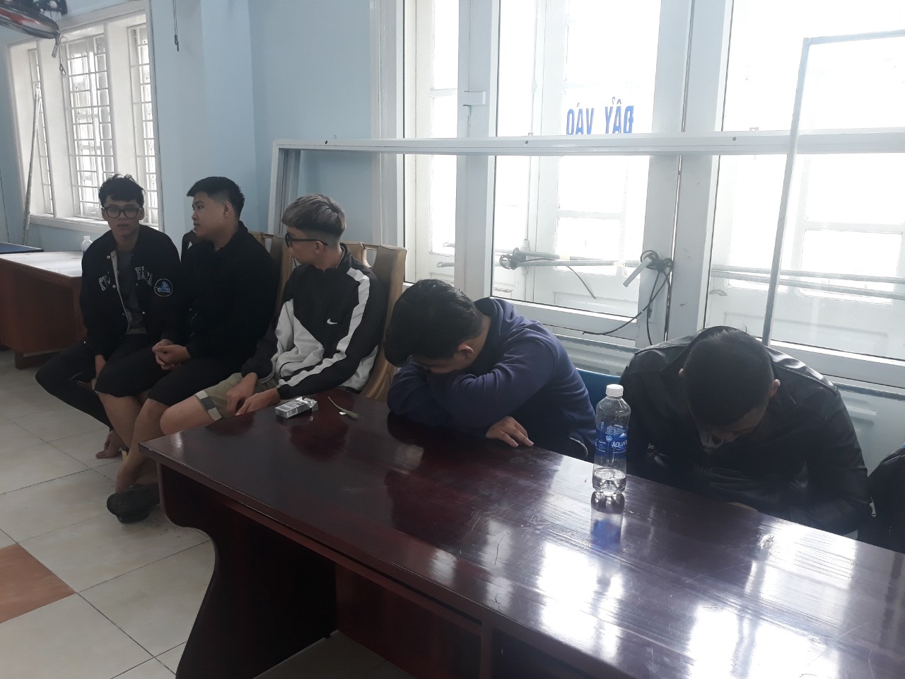 Đà Nẵng: Bắt nhóm thanh niên xin trú mưa lũ rồi cuỗm 130 điện thoại trị giá 1,2 tỷ đồng - 1