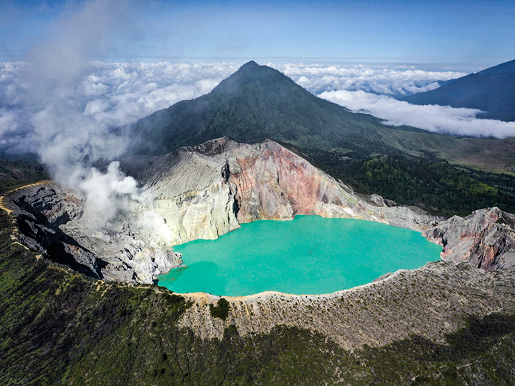 1. Núi lửa Kawah Ijen ở Indonesia là một kiệt tác của thiên nhiên, cảnh quan ở đây rất ngoạn mục.

