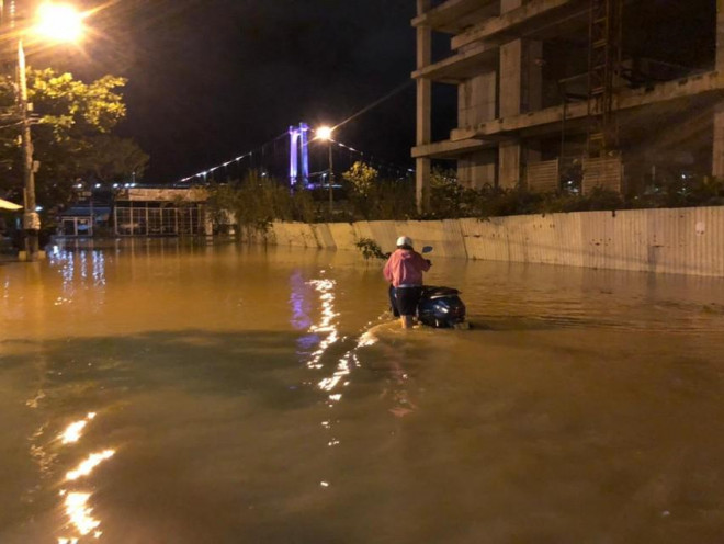 Triều cường, sóng làm ngập một số khu dân cư ở Đà Nẵng - 5