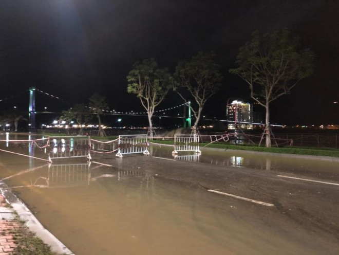 Triều cường, sóng làm ngập một số khu dân cư ở Đà Nẵng - 7