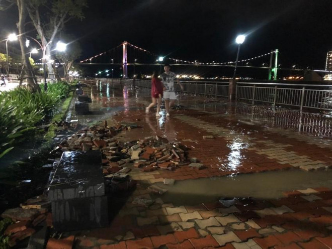 Triều cường, sóng làm ngập một số khu dân cư ở Đà Nẵng - 4