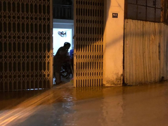 Triều cường, sóng làm ngập một số khu dân cư ở Đà Nẵng - 6
