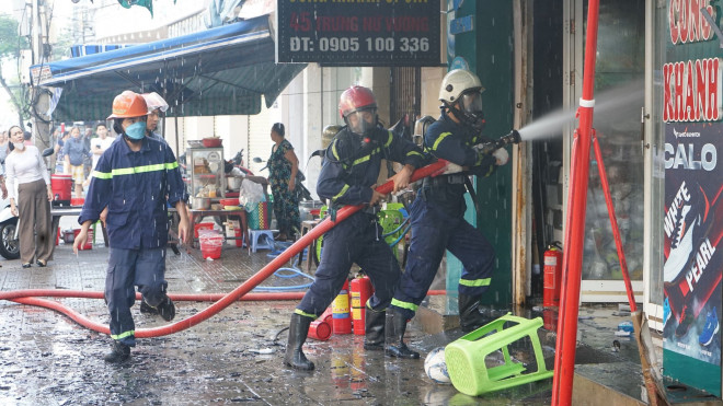 Cháy ở trung tâm Đà Nẵng, nhiều người hoảng loạn tháo chạy - 3