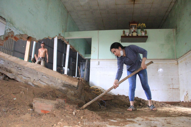 Xót xa người phụ nữ bới bùn đất tìm tài sản sau trận mưa lũ lịch sử - 5