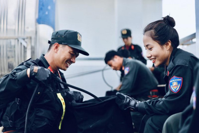 Mãn nhãn màn nữ Cảnh sát đặc nhiệm đu dây giữa trời - 1