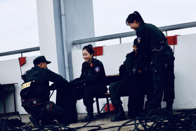 Mãn nhãn màn nữ Cảnh sát đặc nhiệm đu dây giữa trời - 2