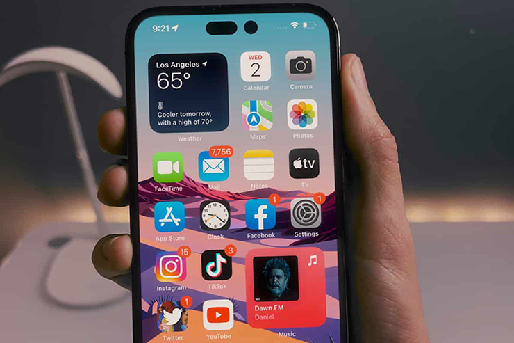 Điện thoại Android kém xa iPhone 14 Pro Max về thời lượng pin - 1