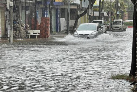 Người Vũng Tàu "bơi" trên đường sau trận mưa lớn