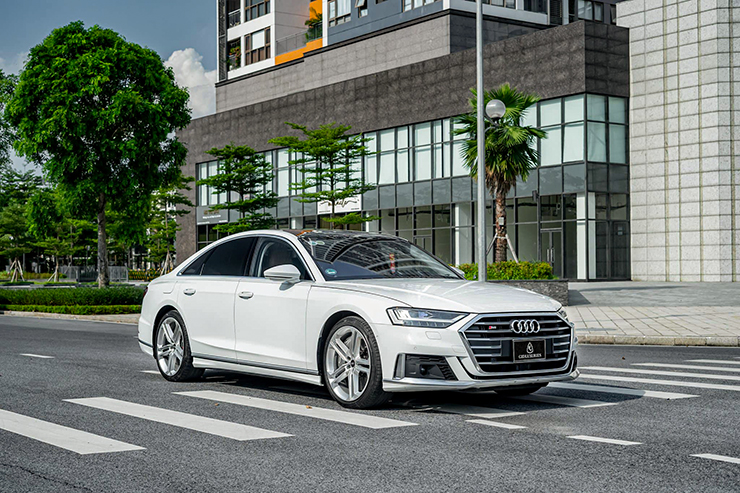 Audi S8 đầu tiên có mặt tại Việt Nam, giá gần 10 tỷ đồng - 1