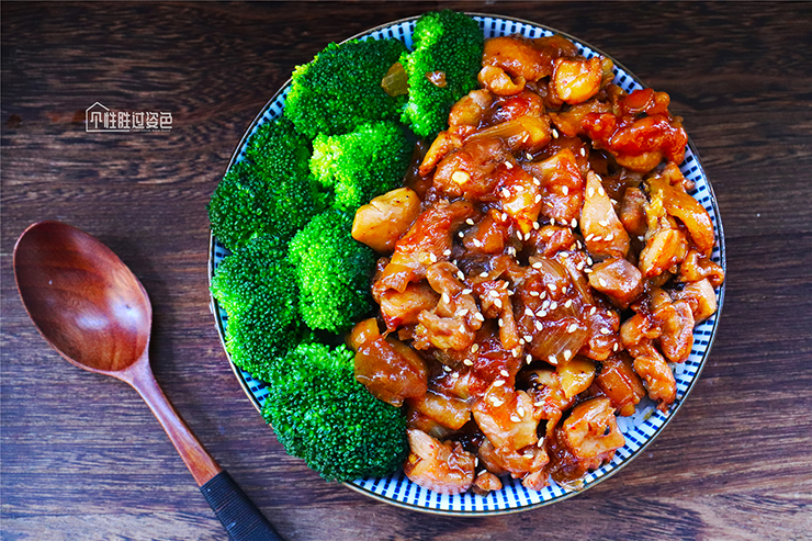 Thịt gà sốt tiêu ăn kèm bông cải xanh, món ngon hao cơm ngày lạnh - 1