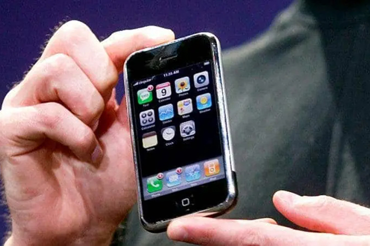 Chiếc iPhone thế hệ đầu tiên được bán với giá gần 1 tỷ đồng - 1