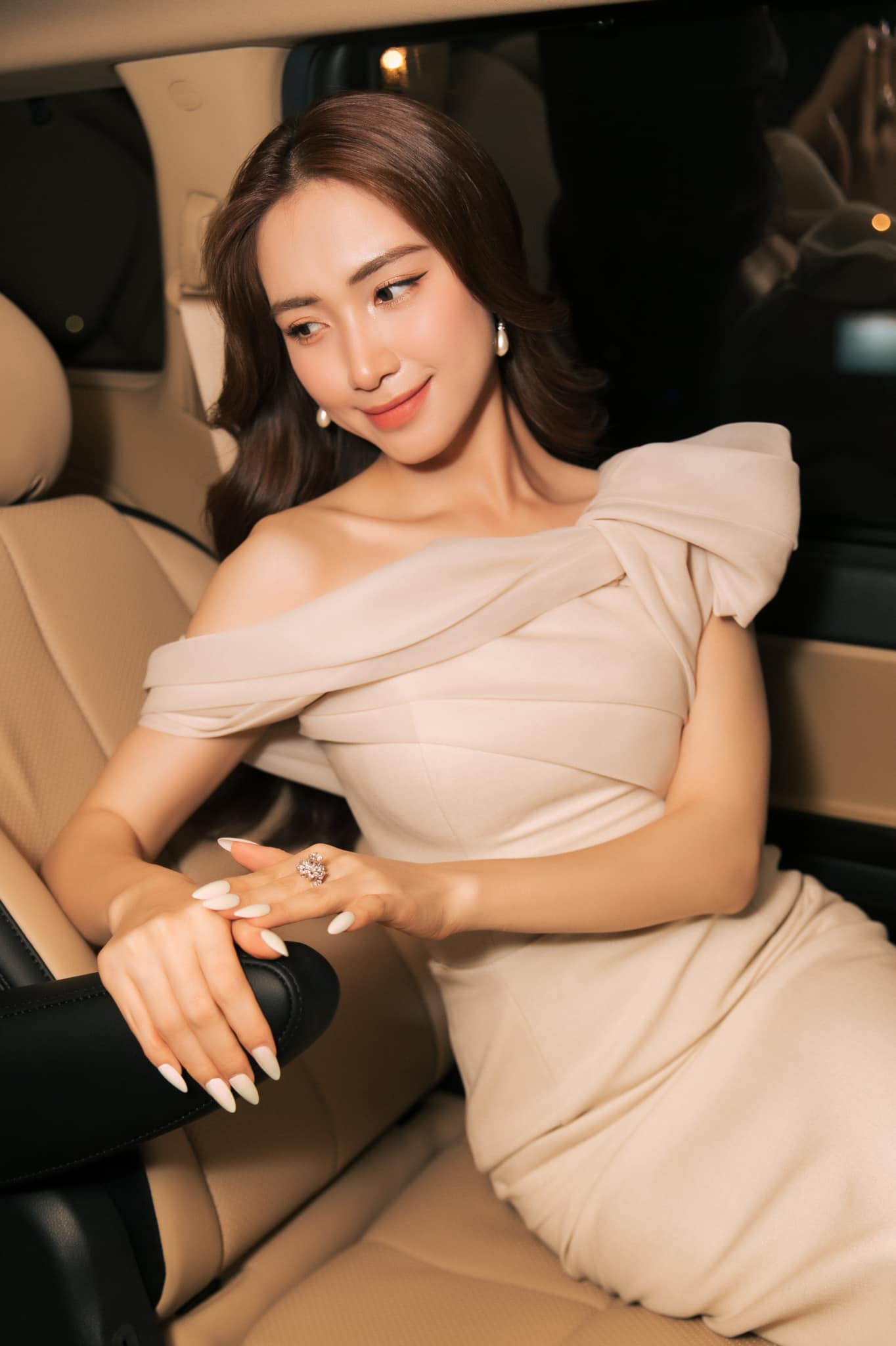Hòa Minzy tiết lộ lý do đi hát kiếm tiền tỷ vẫn phải bán hàng online - 4
