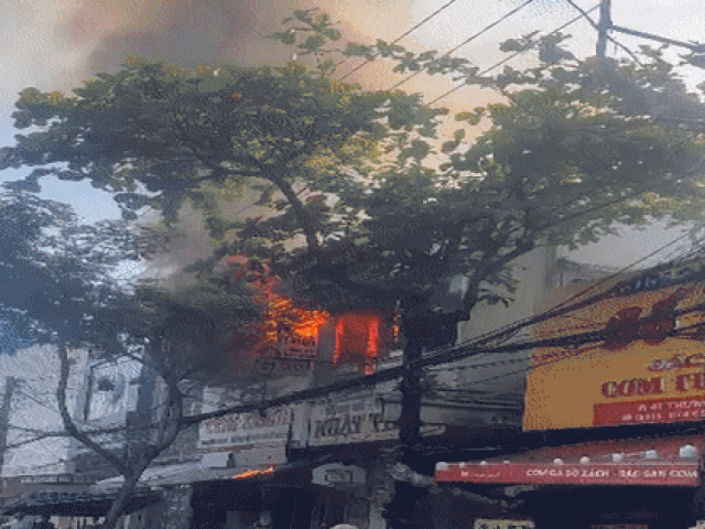 Cháy ở trung tâm Đà Nẵng, nhiều người hoảng loạn tháo chạy