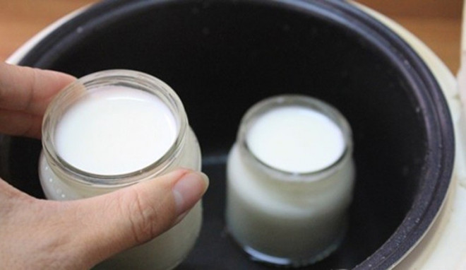 Nhiều người ăn sữa chua có hành động này, chuyên gia khuyến cáo tuyệt đối không nên vì mất hết dinh dưỡng - 1