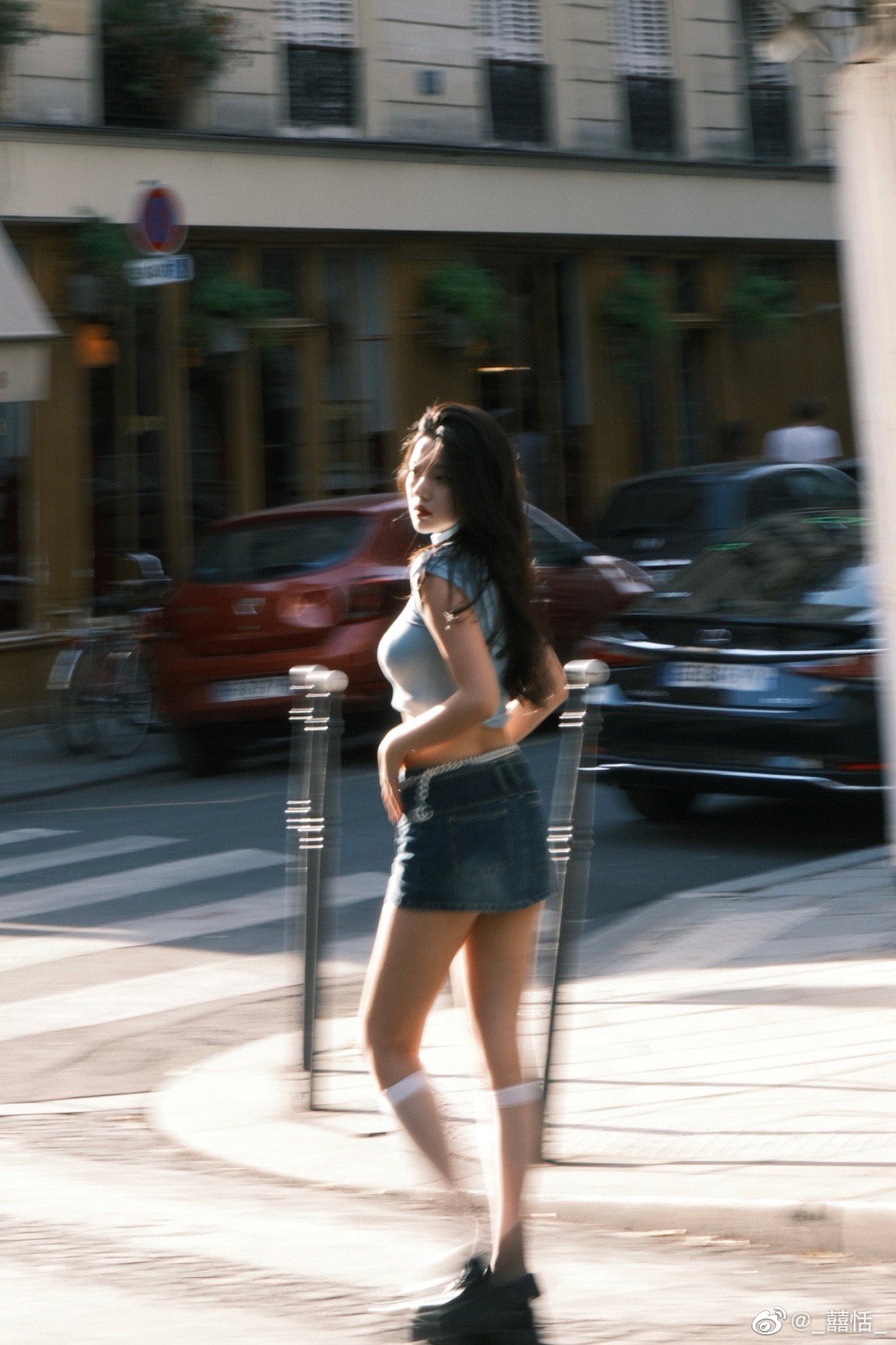 Hot girl Trung Quốc da trắng, môi đỏ, sáng bừng giữa đường phố Paris với đồ cạp trễ - 8