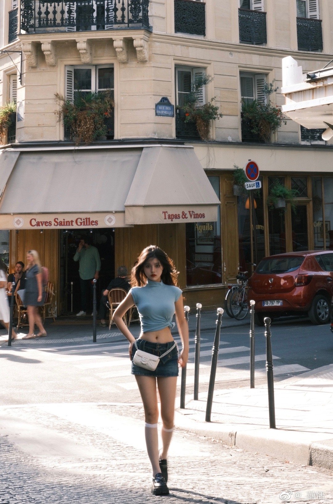 Hot girl Trung Quốc da trắng, môi đỏ, sáng bừng giữa đường phố Paris với đồ cạp trễ - 5