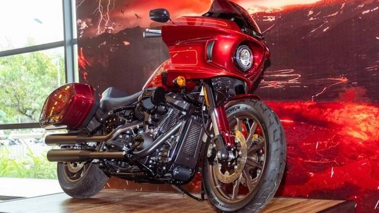 Harley-Davidson vừa đưa về Việt Nam 3 chiếc Low Rider El Diablo với mức giá 1,039 tỷ đồng. Mẫu xe này chỉ được sản xuất 1.500 xe trên toàn thế giới
