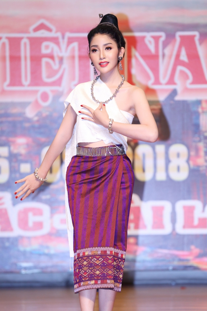Thiên thần lai 4 dòng máu đang gây chú ý ở Việt Nam có cơ bụng đạt chuẩn nổi cơ ổ bánh mì - 3