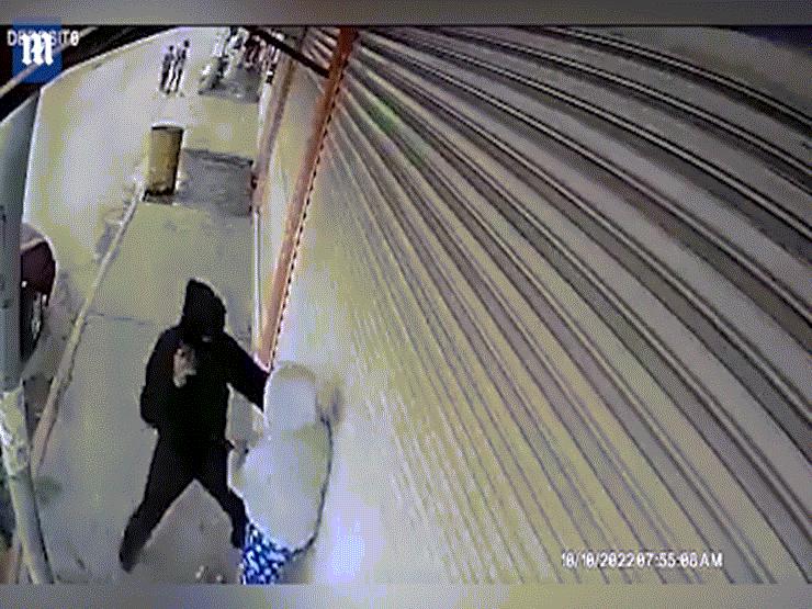Video: Cầm súng bắt cóc người táo tợn giữa phố ban ngày ở Mexico