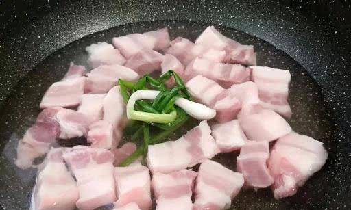 Chỉ chần thịt thôi thì không sạch, ghi nhớ ngay 3 mẹo đơn giản này, chất bẩn trôi ra hết - 3