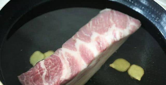 Chỉ chần thịt thôi thì không sạch, ghi nhớ ngay 3 mẹo đơn giản này, chất bẩn trôi ra hết - 4