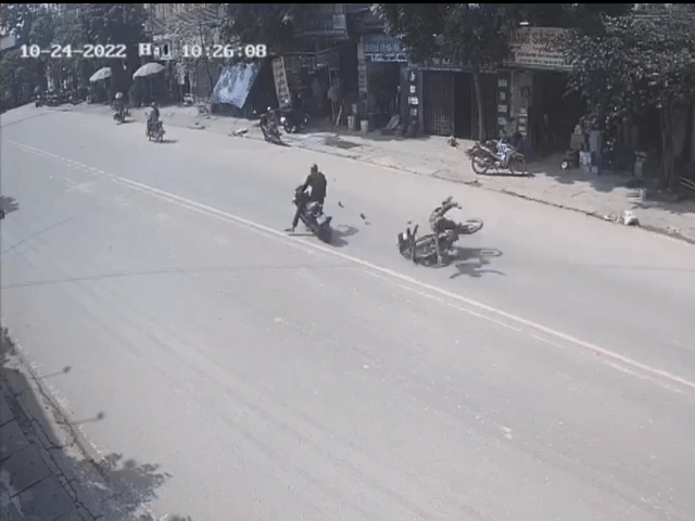 Clip: Sau cuộc cãi vã, thách thức đánh nhau, tài xế lái ô tô tông xe ...