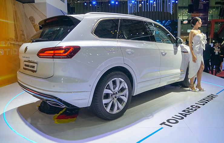  Un primer plano del dúo de SUV Volkswagen Touareg con un precio de mil millones de VND en VMS