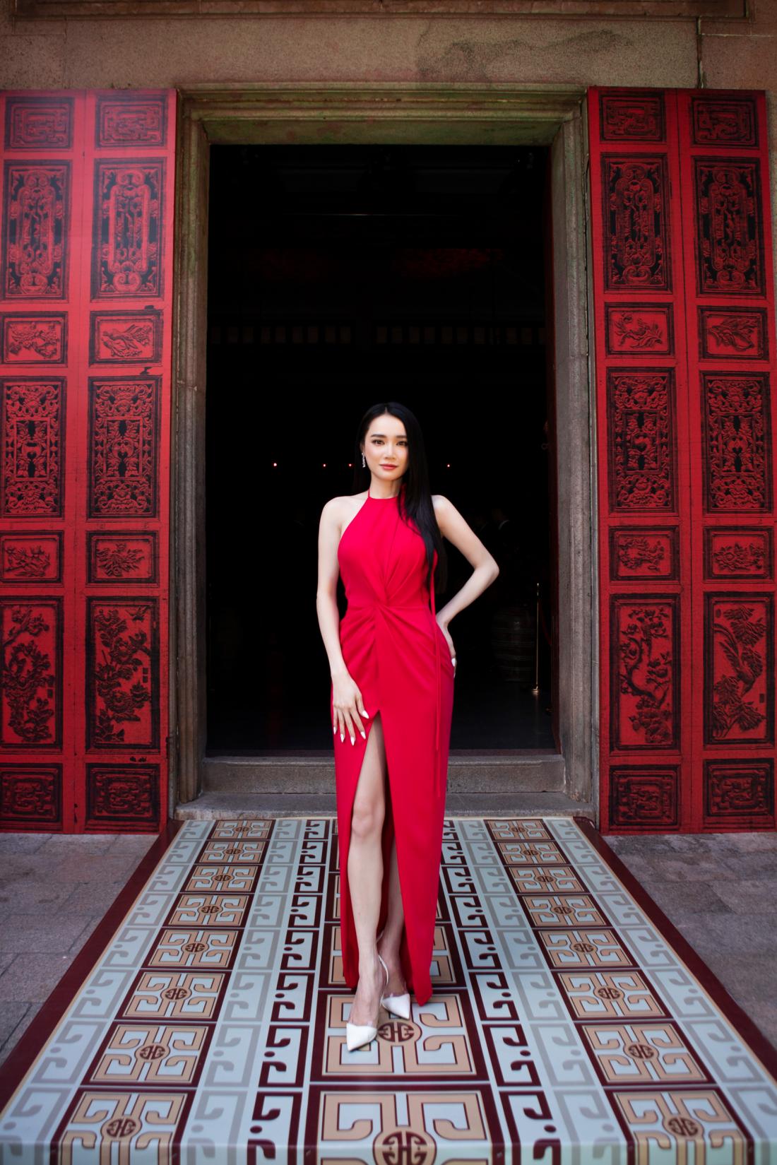 Hoa hậu Kỳ Duyên diện đầm xuyên thấu, thần thái sắc lạnh làm vedette cho Lê Thanh Hòa - 18