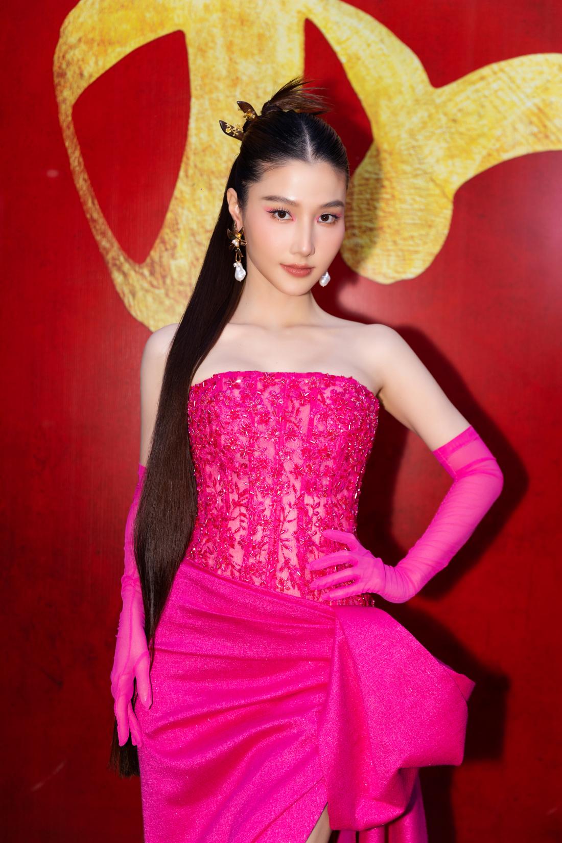 Hoa hậu Kỳ Duyên diện đầm xuyên thấu, thần thái sắc lạnh làm vedette cho Lê Thanh Hòa - 20