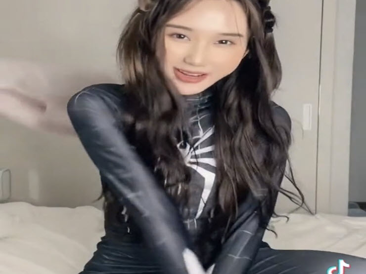 Đu trend Lai Lai, nữ streamer Mina Young hóa thân người nhện đen đầy quyến rũ