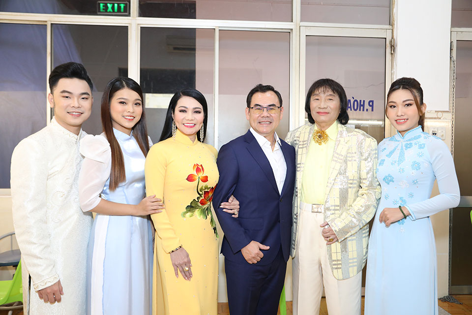 Hoài Linh về Việt Nam diễn show từ thiện, thu 7 tỷ đồng - 5
