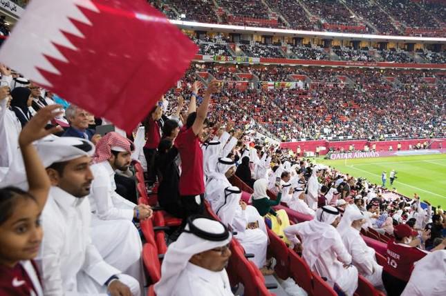 Qatar chi tiền, bắt CĐV hứa 'không chê bai' World Cup - 2