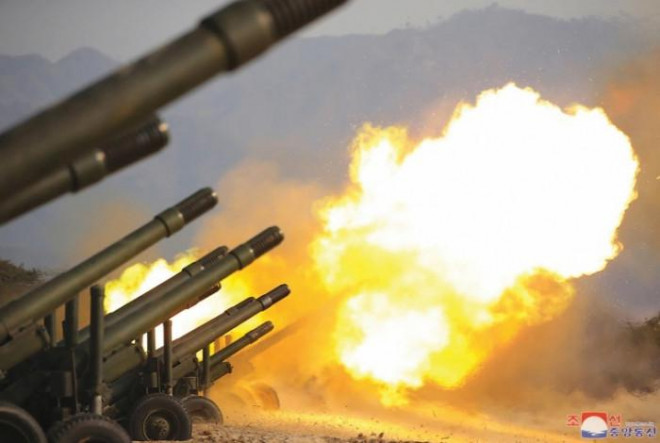 Trong 1 ngày, Triều Tiên phóng 17 tên lửa, bắn 100 phát đạn pháo - 1