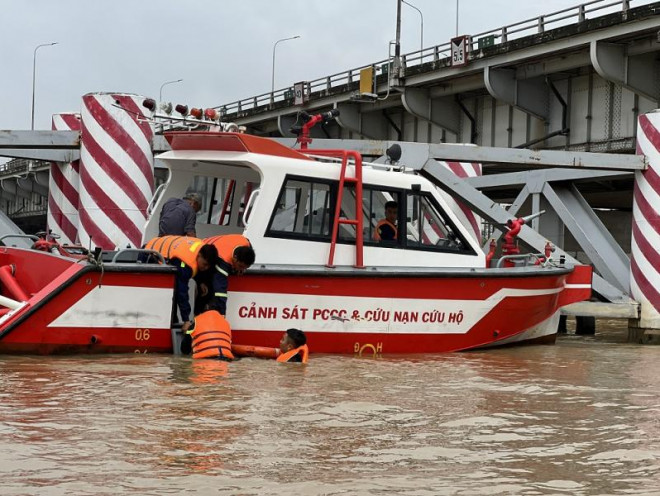 Những người lính cứu nạn trên sông Đồng Nai