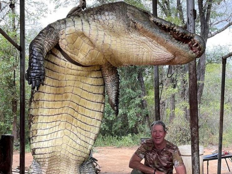 Bắn chết cá sấu khổng lồ dài 4,5 mét, nặng 450kg gây tranh cãi ở Zimbabwe