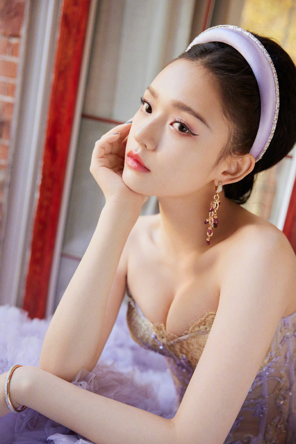Tư thế ngủ kỳ quặc để giữ dáng của mỹ nhân bị đồn &#34;cắm sừng&#34; lên đầu &#34;Tiểu Long Nữ&#34; - 4