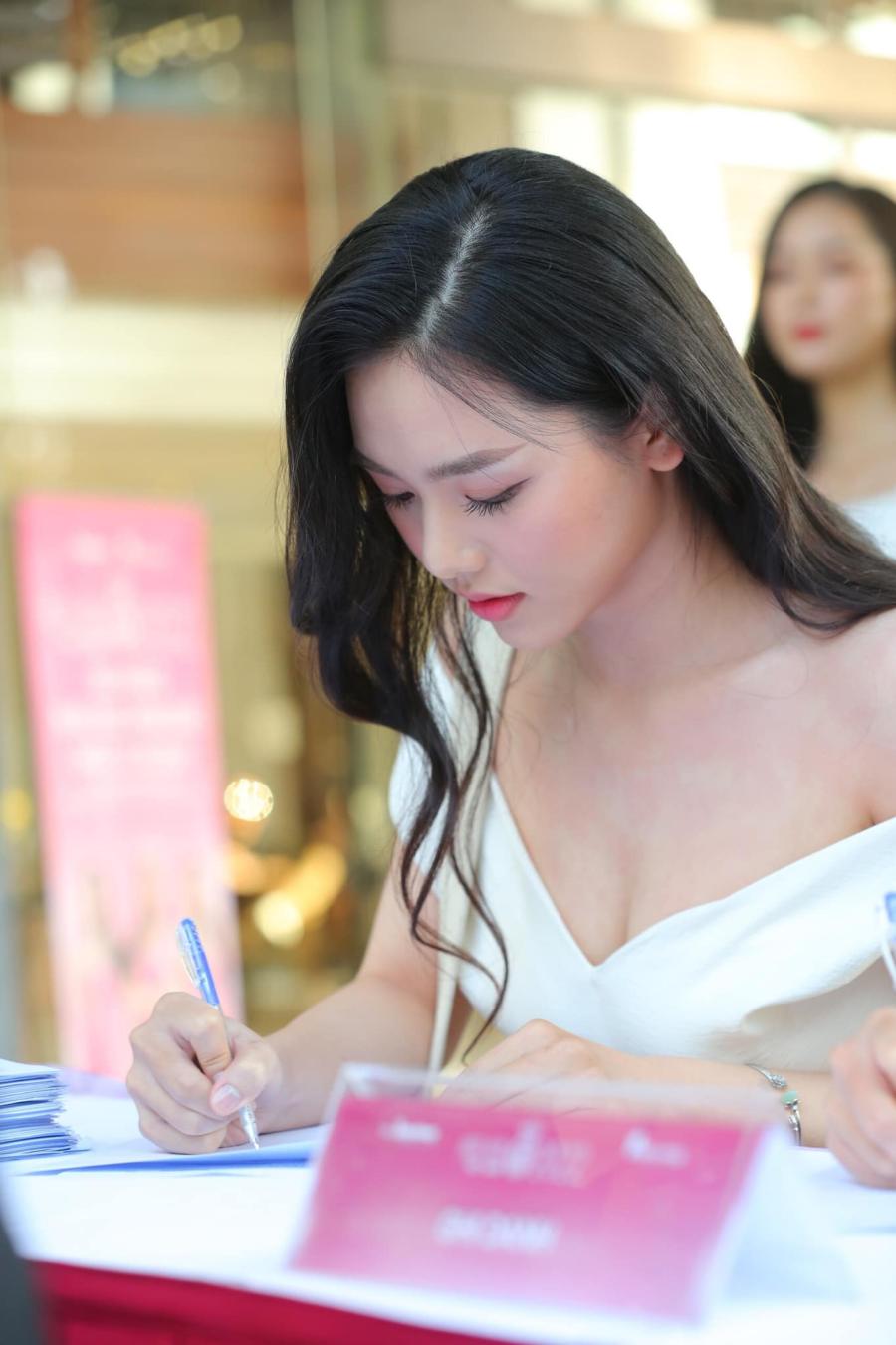 Tiểu thư RMIT gây chú ý tại Hoa hậu Việt Nam với chiếc váy vai trần quyến rũ - 1