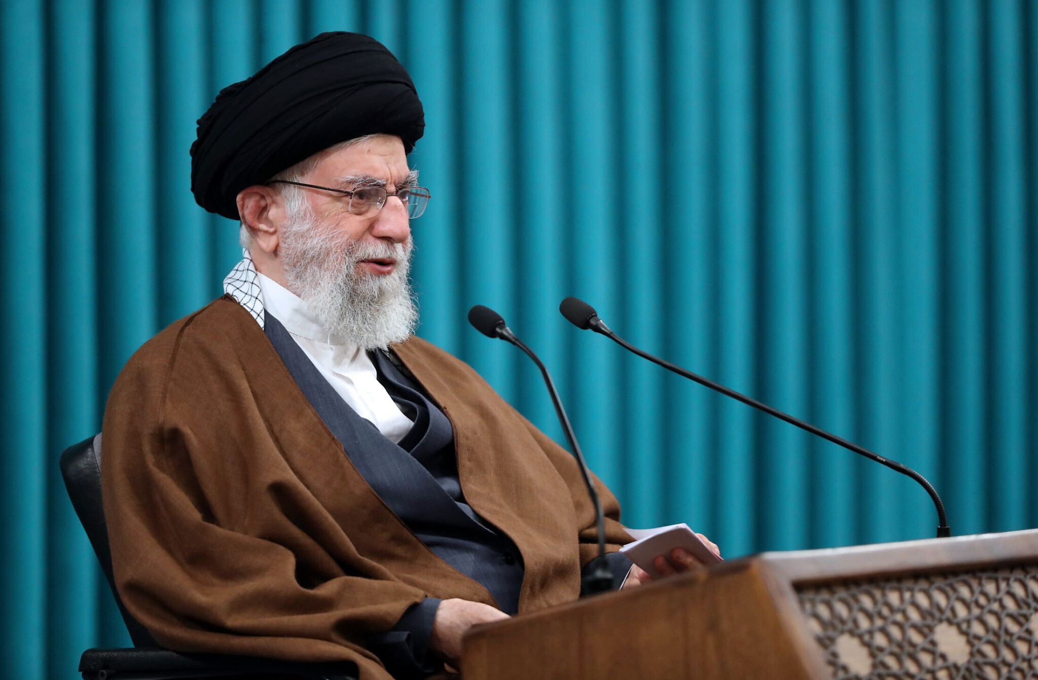 Giáo chủ Iran nói Mỹ không phải bất khả chiến bại - 1