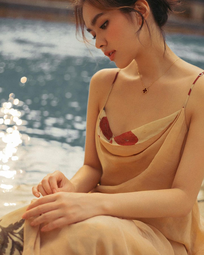 Hồ Thiên Trang (21 tuổi) nổi tiếng là "bông hồng lai" có dung nhan xinh đẹp như nàng thơ. 
